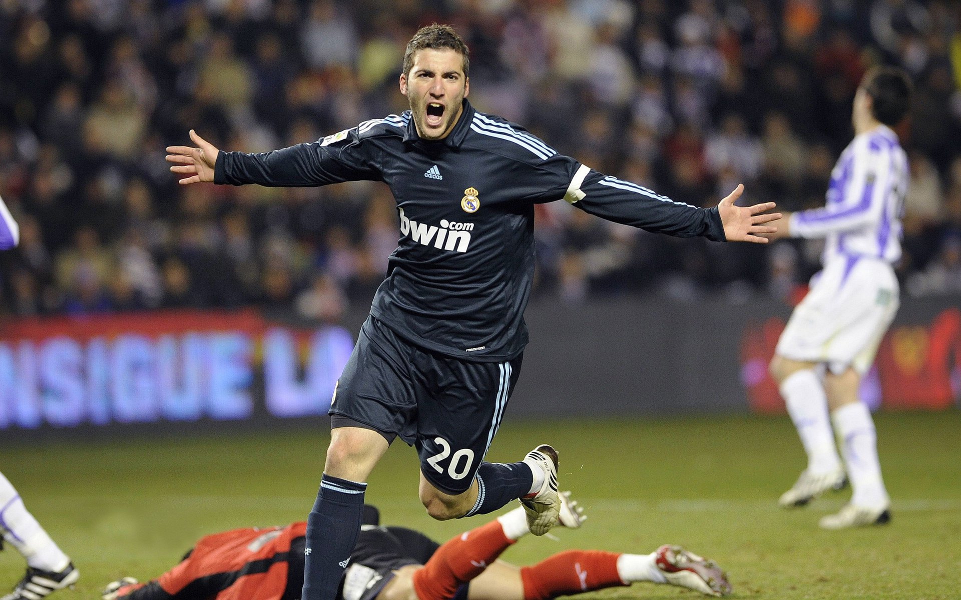 哈弗茨一剑封喉！巴萨与阿根廷血战之夜，德国天才主宰年度焦点之战